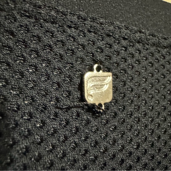 Fabletics Women’s Black Active Top w/Cinch Ties & Mesh Back, Arms and Shoulders - Picture 4 of 4